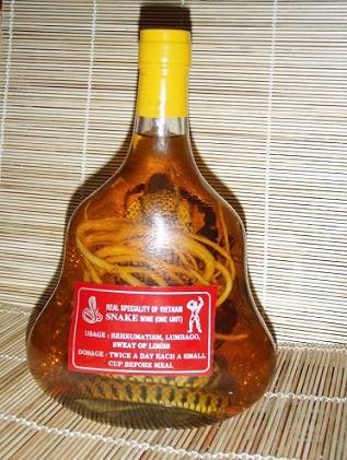 Бутылка китайской водки со змеей